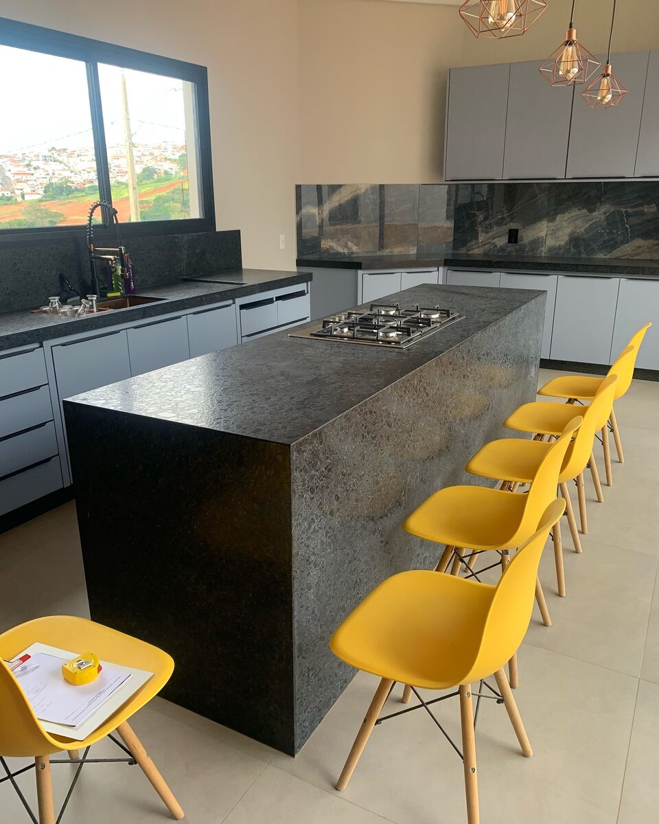 Ilha de cozinha em granito com bancada de apoio