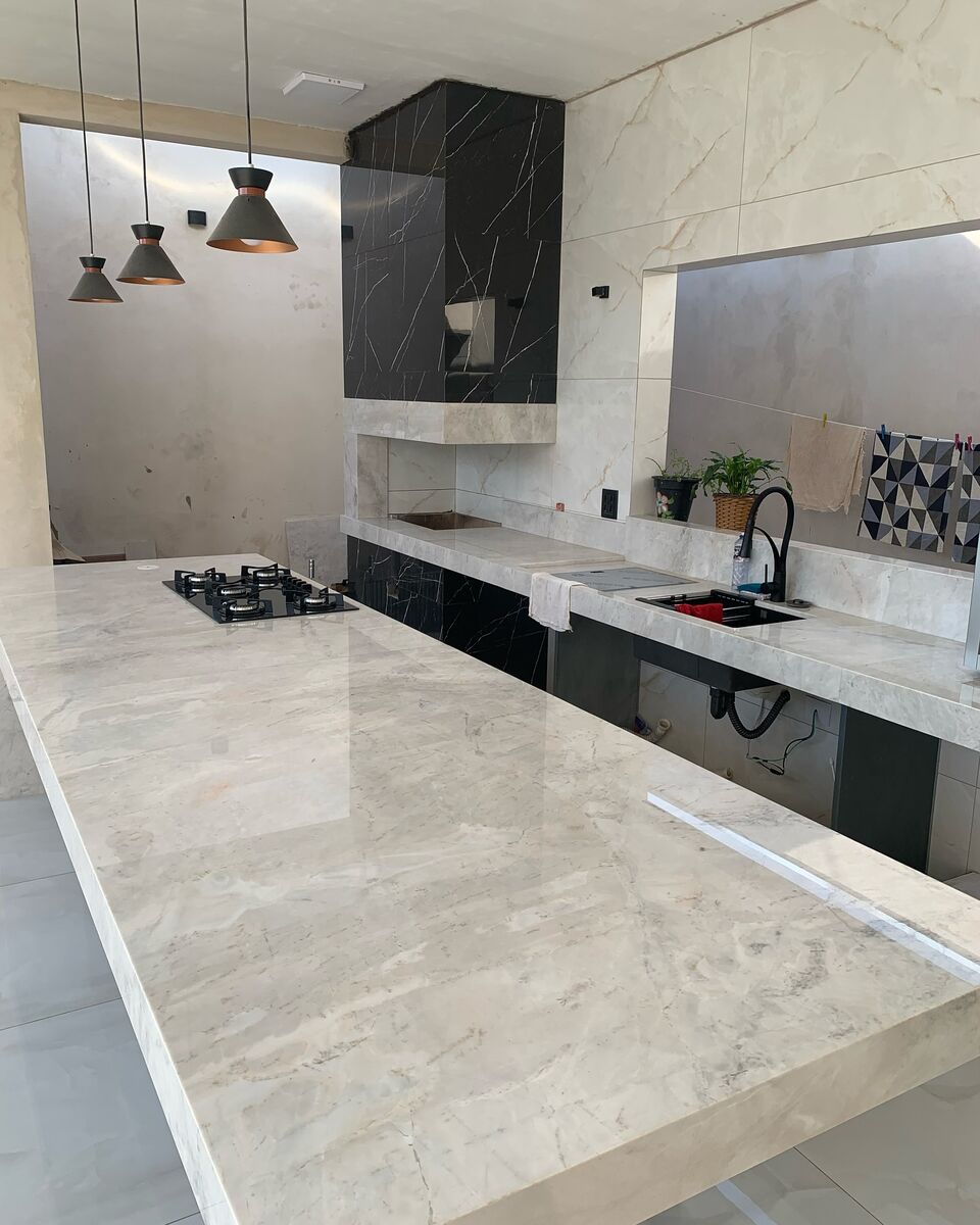 Ilha de cozinha em pedra escura com tampo claro
