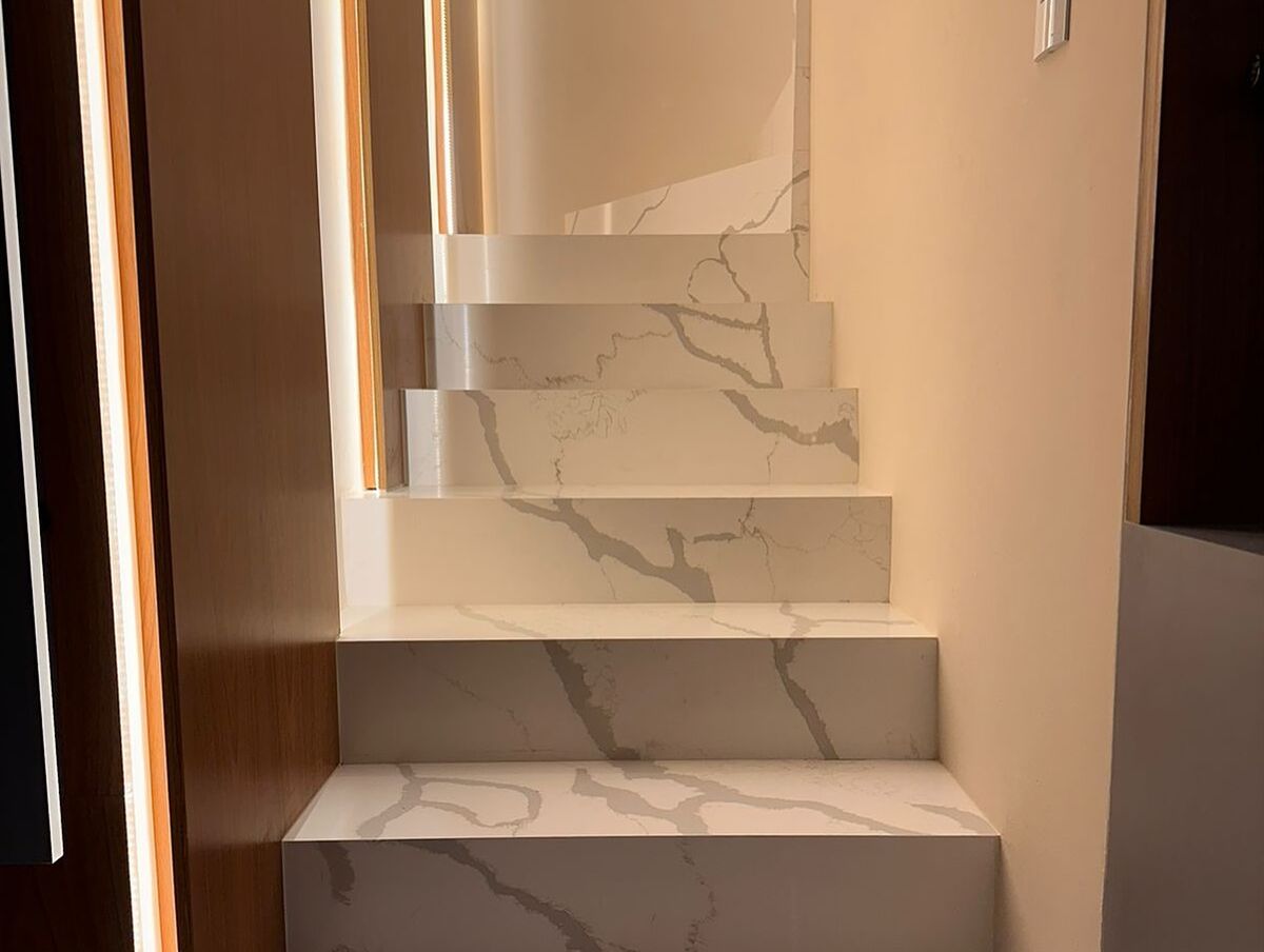 Escada em pedra clara com veios executada pela Art Pedras