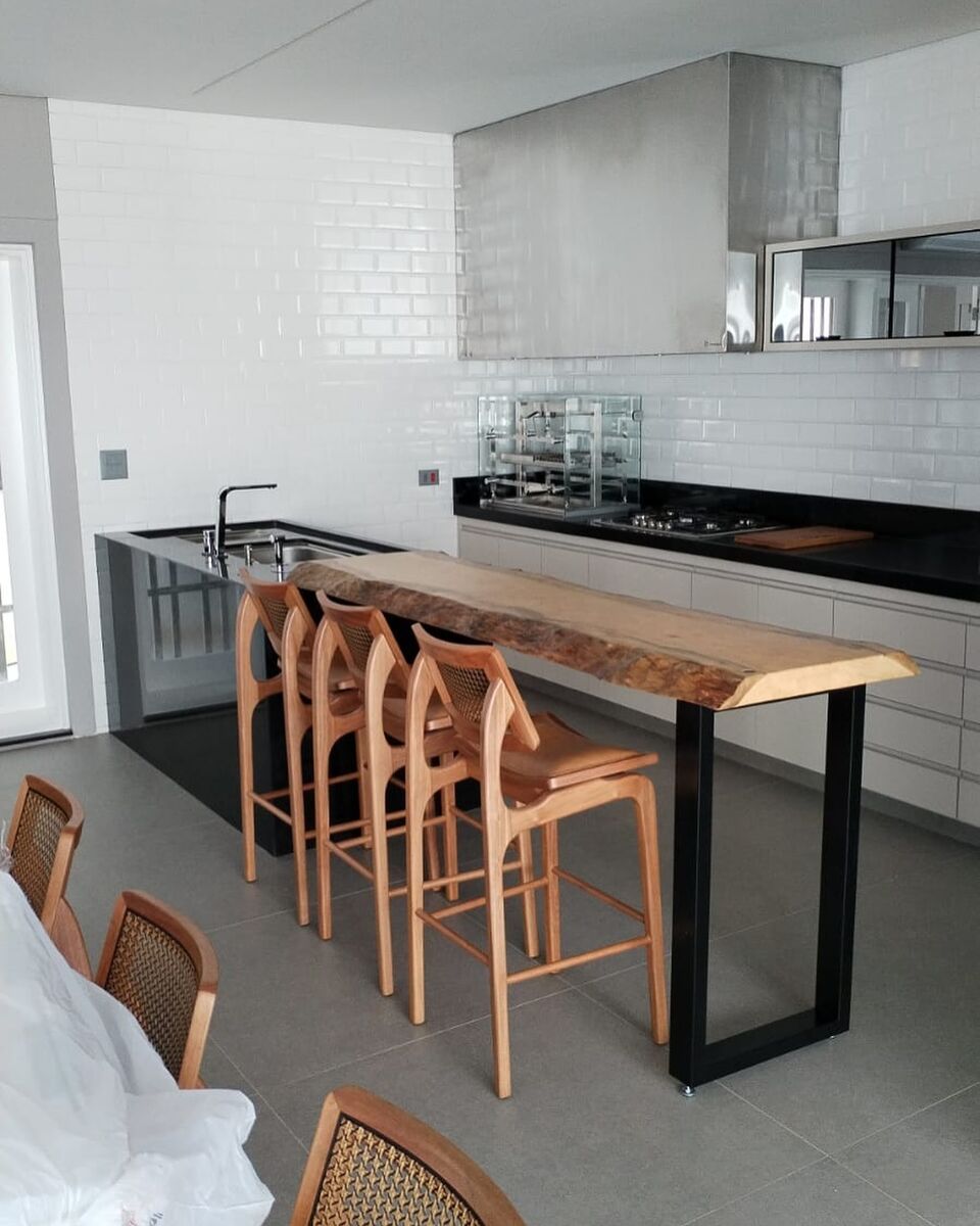 Área gourmet com bancada em pedra escura