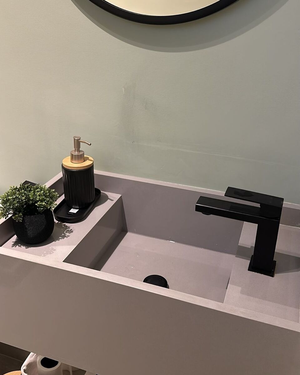 Lavabo com bancada e cuba esculpida em pedra