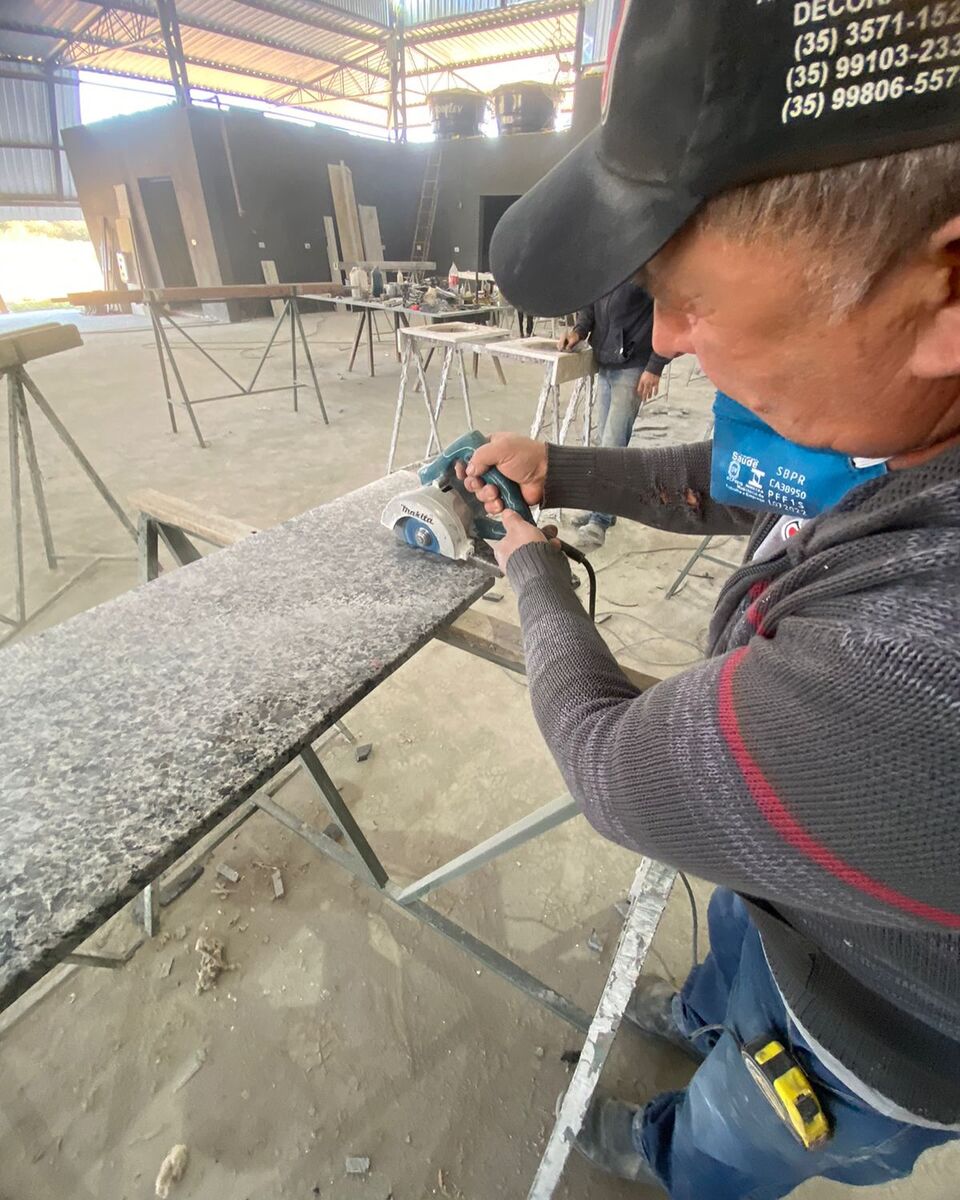 Profissional da Art Pedras fazendo o acabamento de uma peça de pedra
