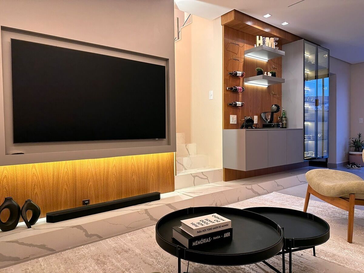 Revestimento em pedra natural aplicado em painel de sala